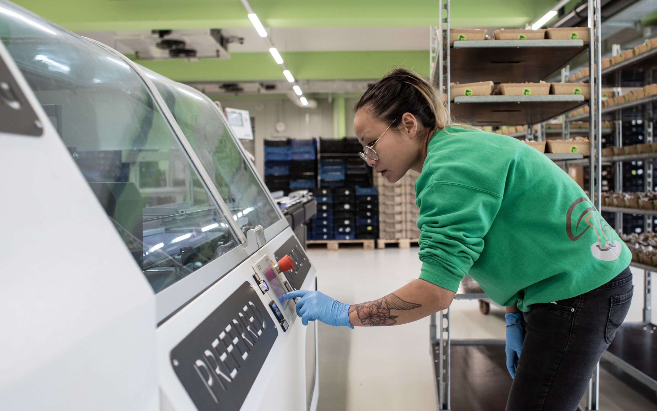 Mitarbeiterin beim Profond Kunden Kernser Edelpilze stellt die Verpackungsmaschine ein