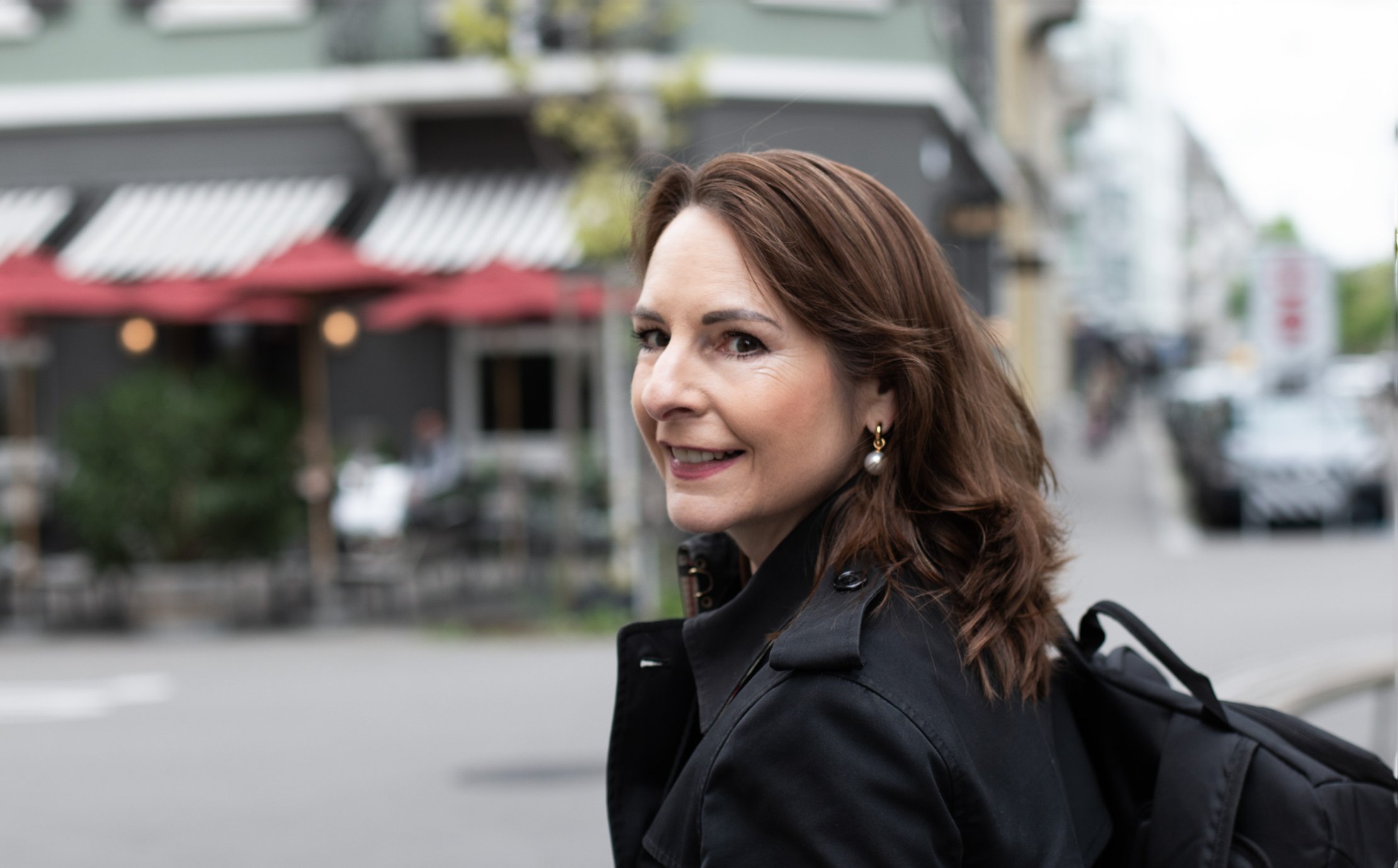 Nahaufnahme Liliane auf dem Weg zu ihrem Arbeitsplatz bei Profond