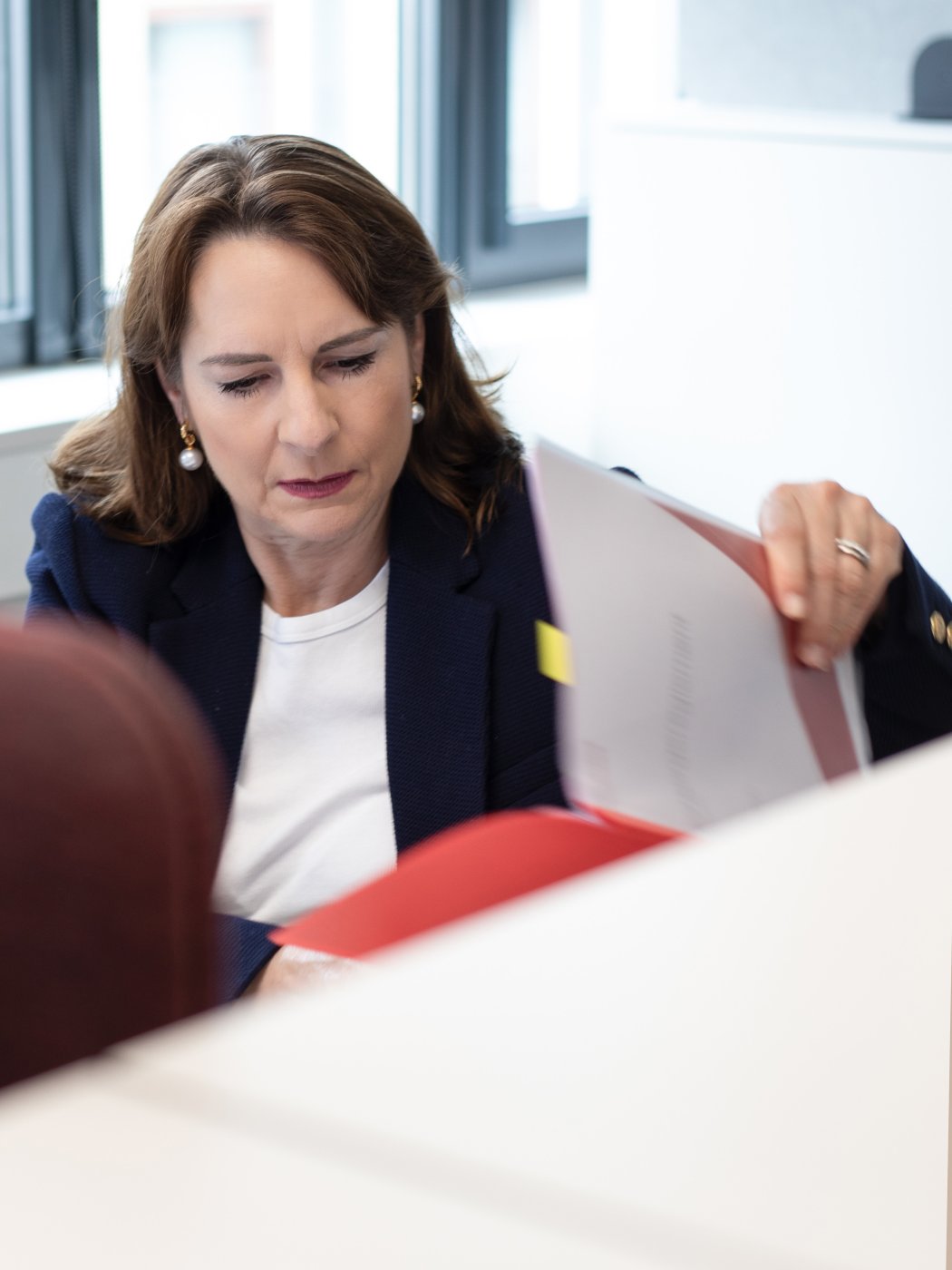 Liliane blättert im Vorsorgereglement von Profond