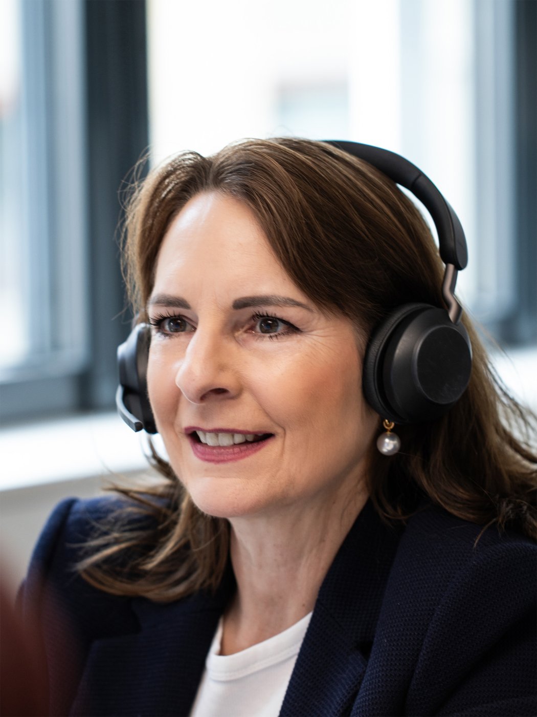 Liliane telefoniert an ihrem Arbeitsplatz bei Profond