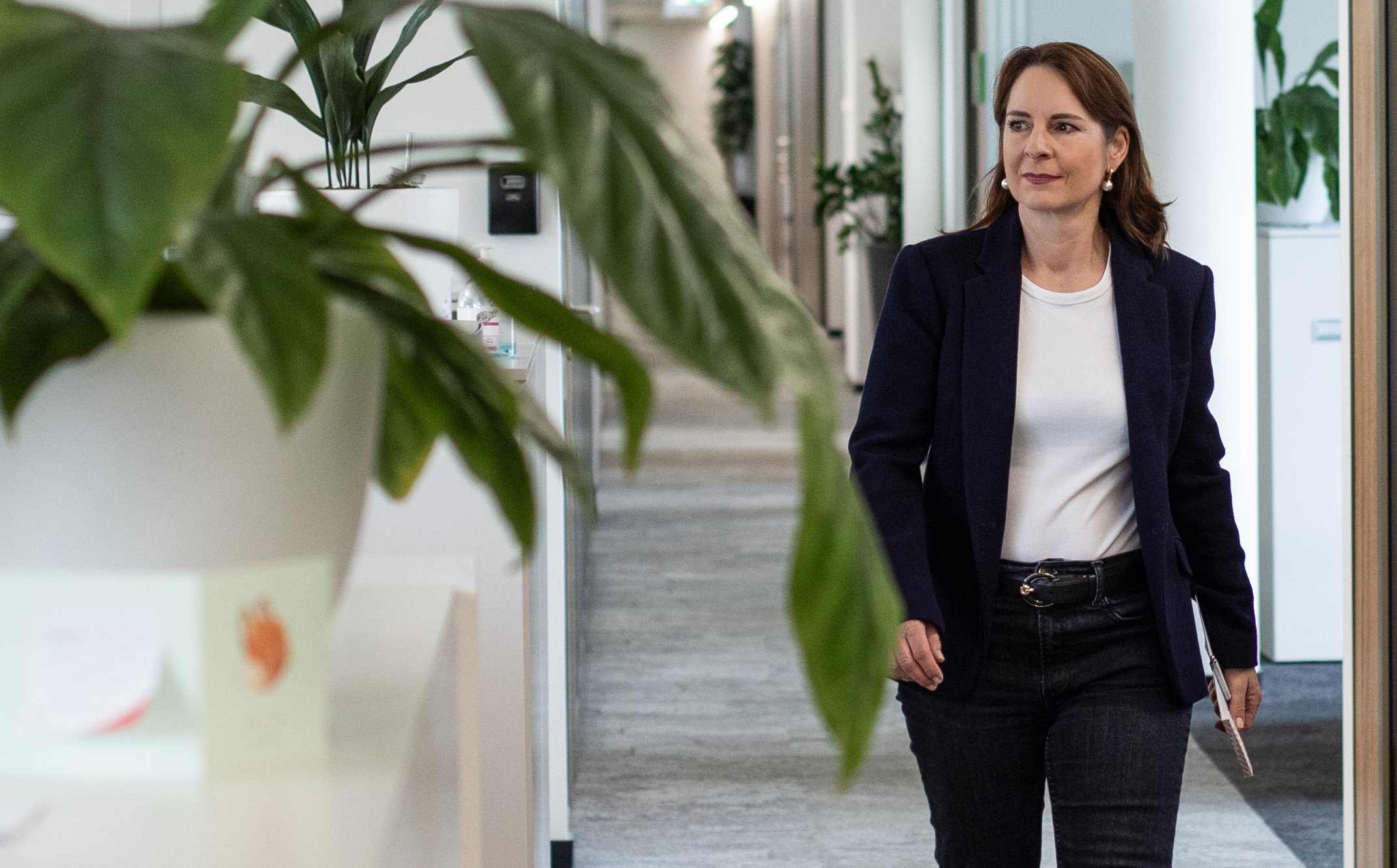 Liliane geht durch den Flur bei Profond