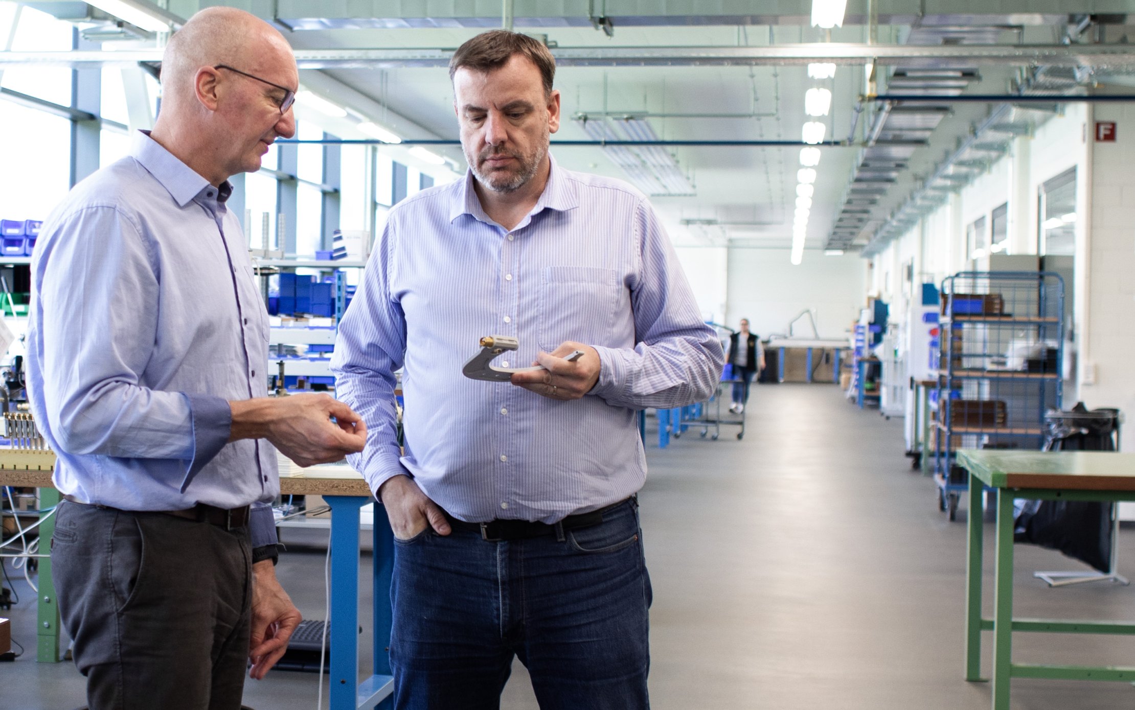 Eric Schnyder, CEO des Profond Kunden Sylvac, im Gespräch mit einem Kollegen