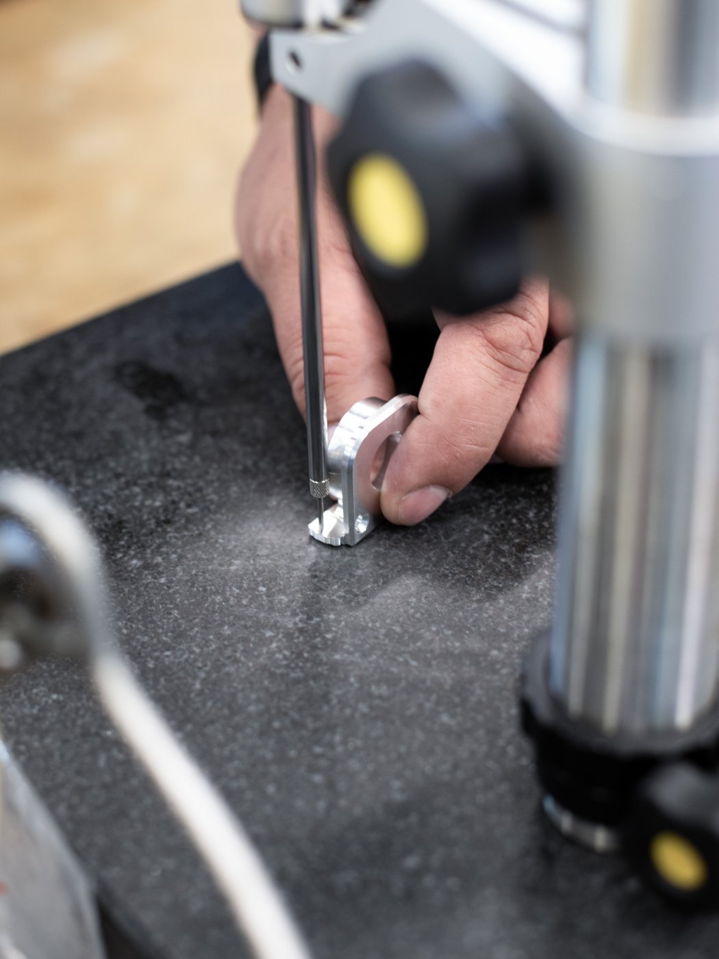 Nahaufnahme eines Metallteils beim Profond Kunden Sylvac