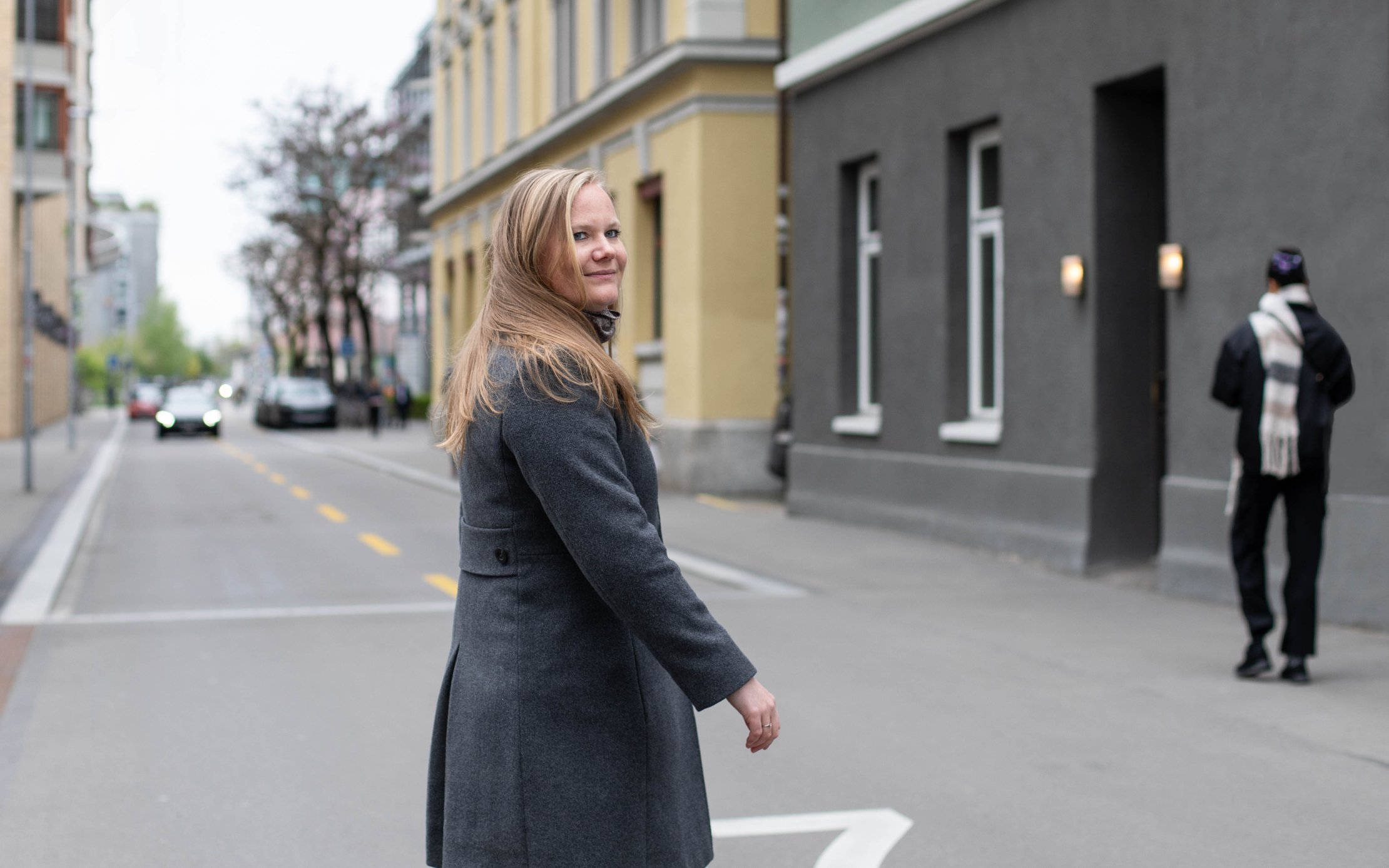 Barbara Wirz von Profond auf dem Weg zur Arbeit