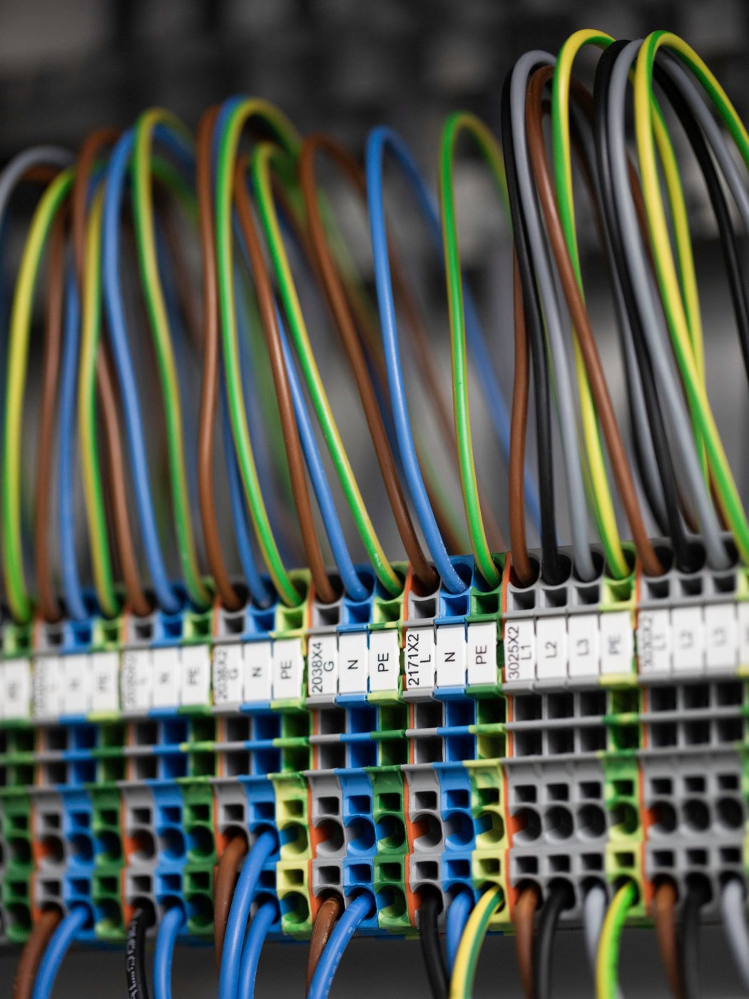 Profond Geschäftsbericht Visom Nahaufnahme Kabel