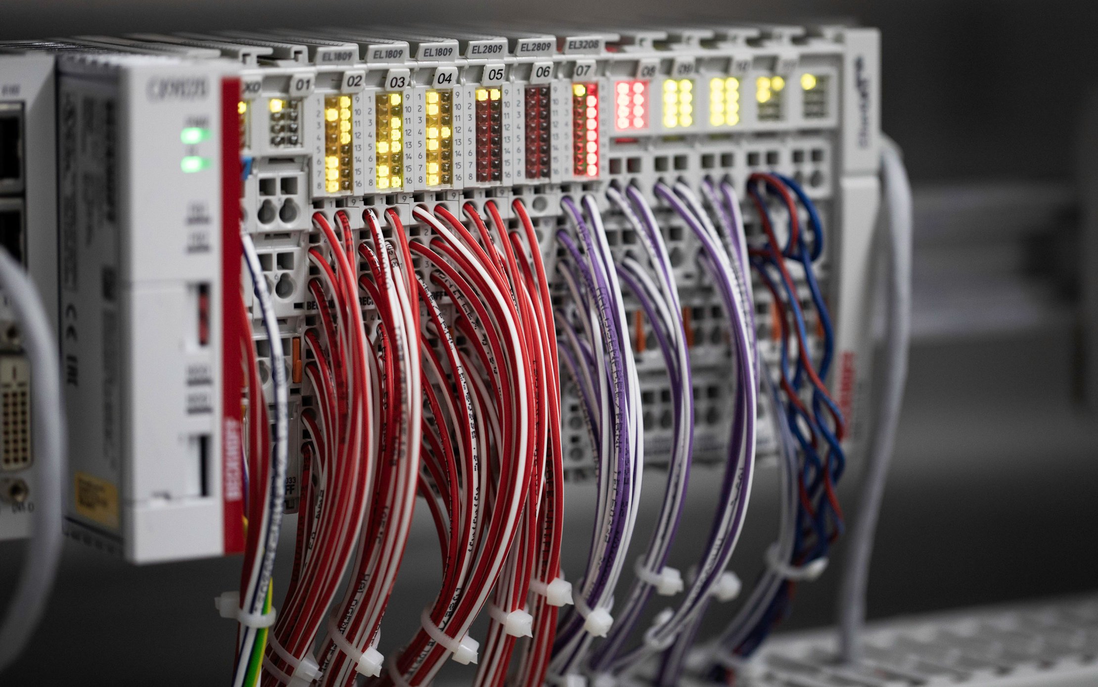 Profond Geschäftsbericht Visom Nahaufnahme Kabel
