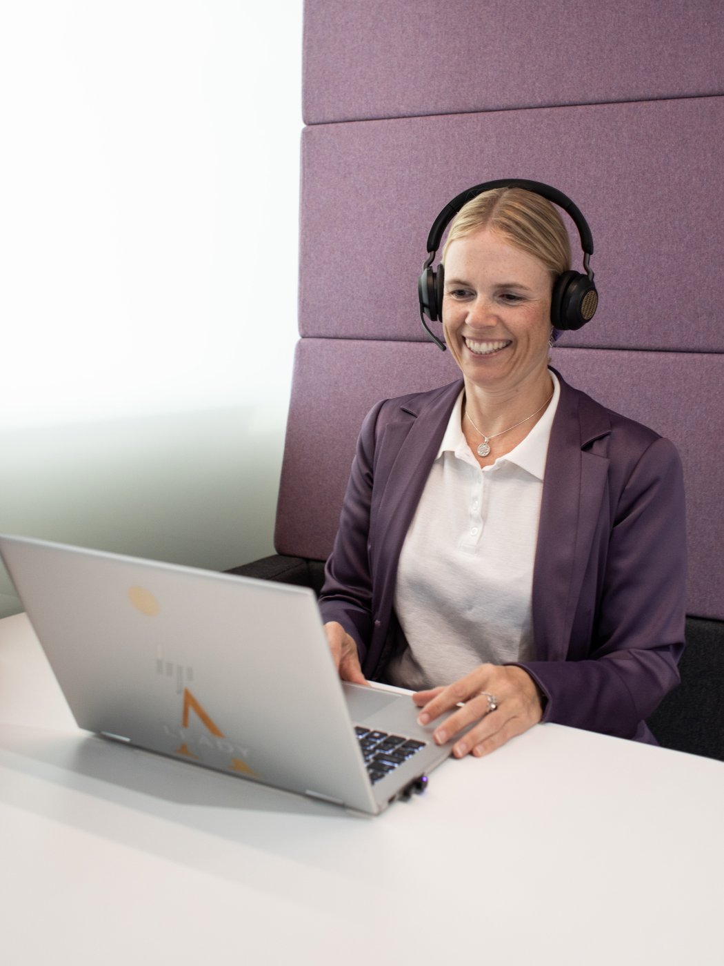 Profond Geschäftsbericht Claudia Brand in einem Online Meeting mit Kopfhörer