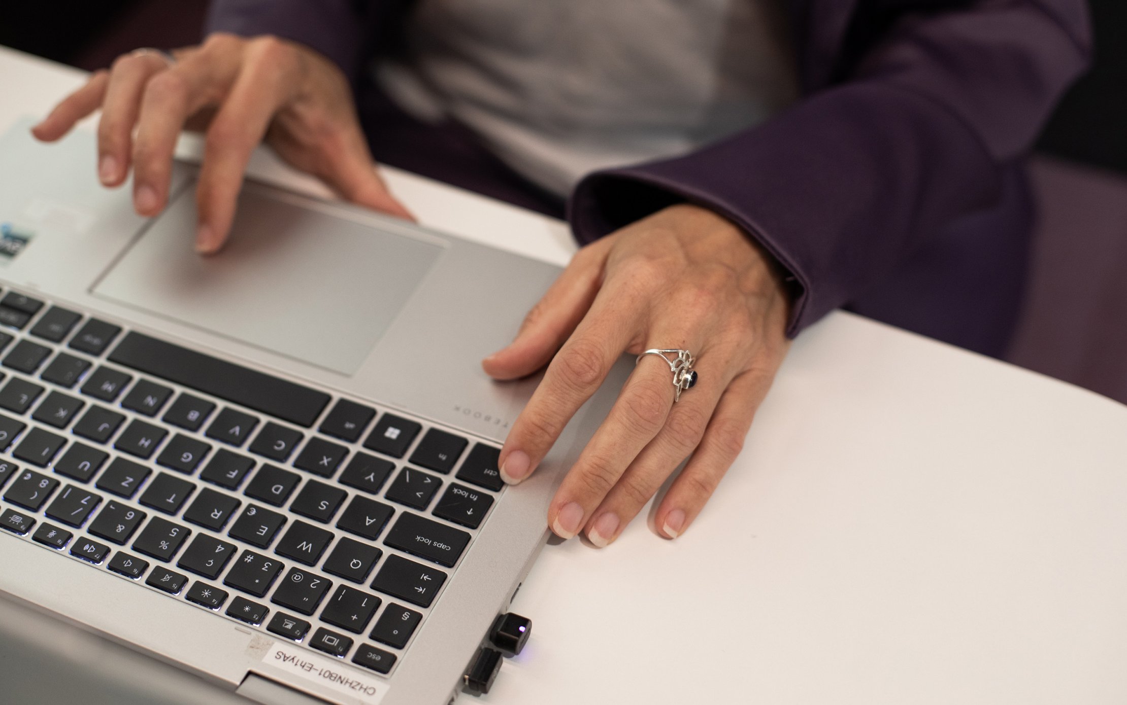 Profond Geschäftsbericht Claudia Brand am Arbeiten am Laptop