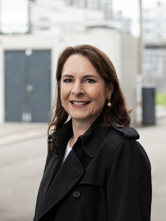 Portrait von Liliane vor urbanem Hintergrund