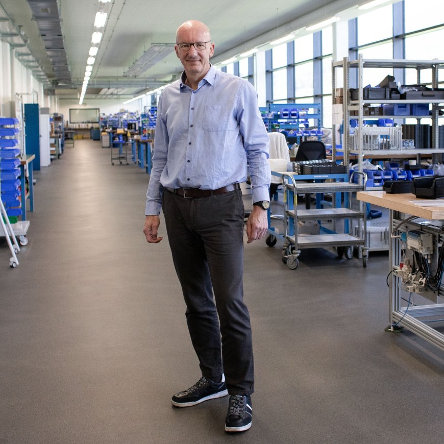 Eric Schnyder, CEO des Profond Kunden Sylvac, in der Produktionshalle