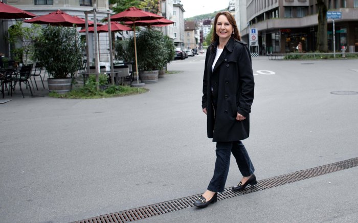 Liliane auf dem Weg zur Arbeit bei Profond