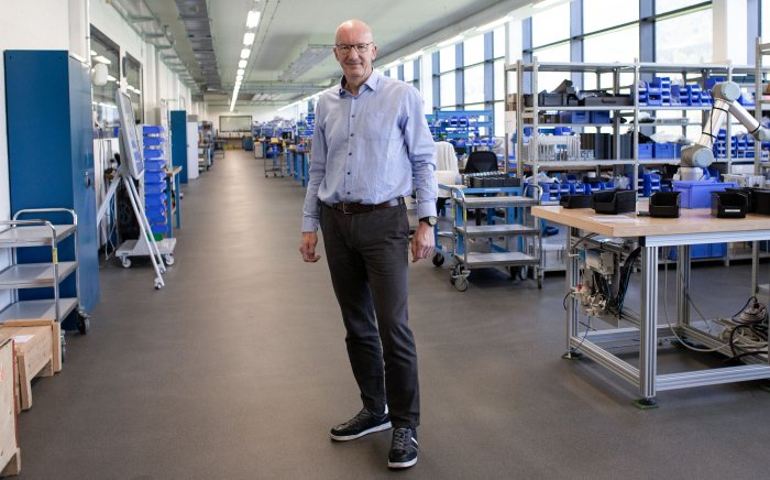 Eric Schnyder, CEO des Profond Kunden Sylvac, in der Produktionshalle